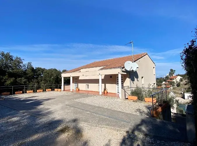 Eva מלון דירות 4*